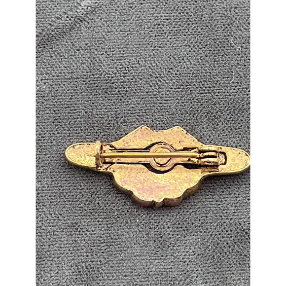 VTG Fighting Lion Pin Gold Tone - Picture 2 of 3